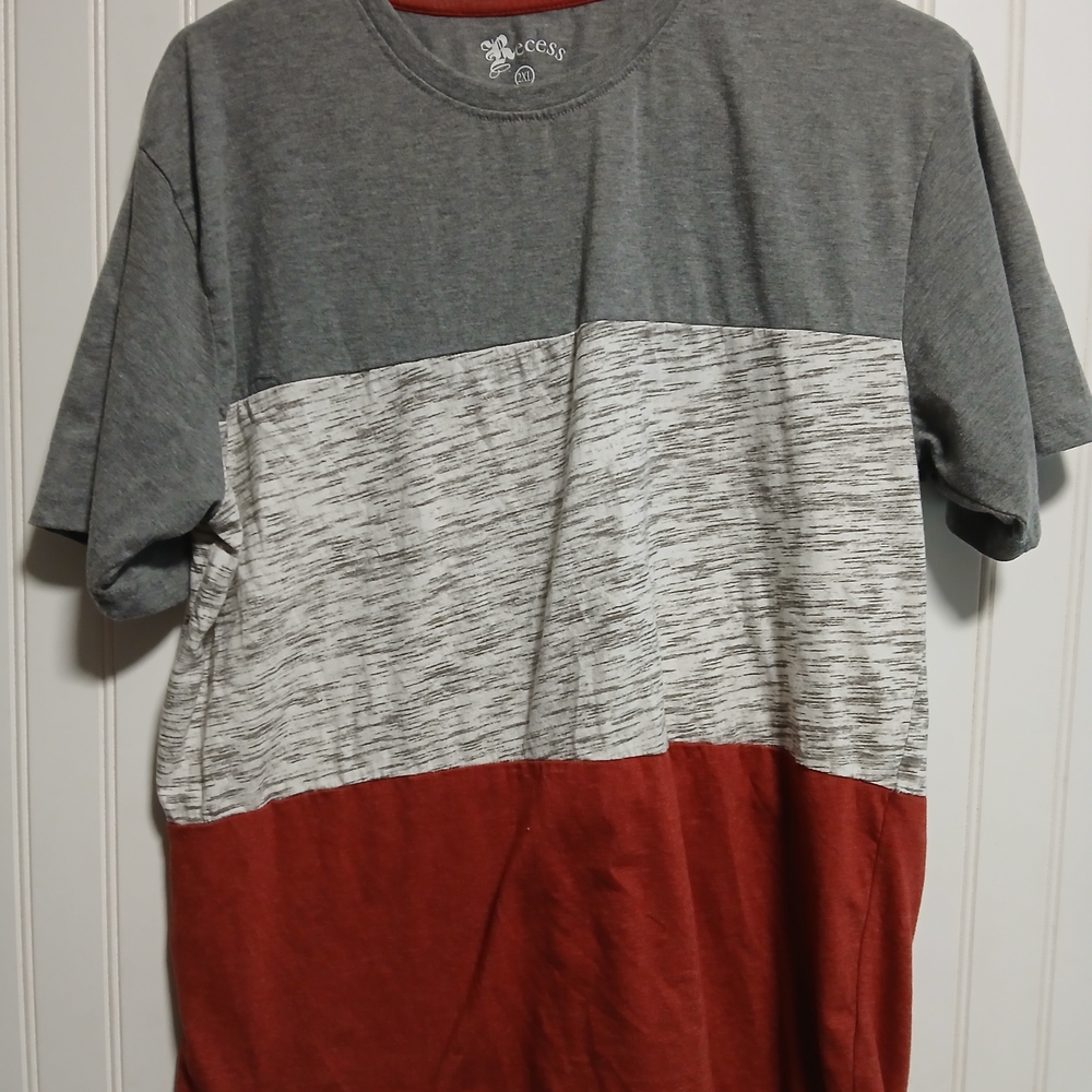 Recess Men's Gray and Red Short Sleeve Colorblock Tee Size 2XL